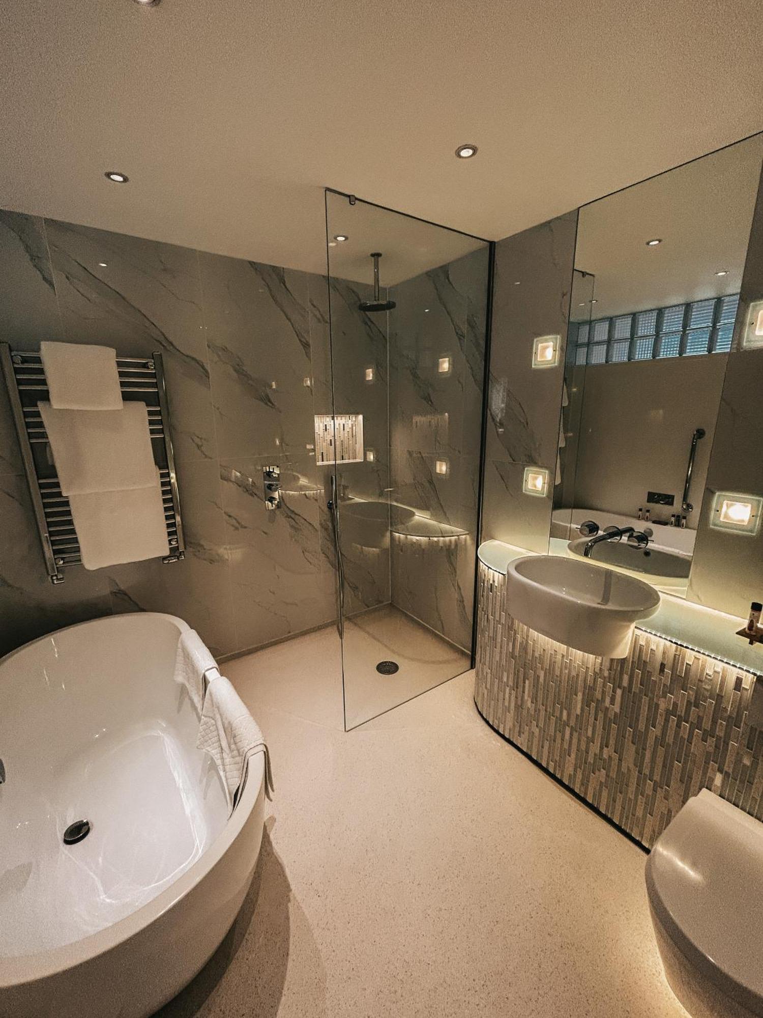 The Bell Inn Hotel Horndon-on-the-Hill ภายนอก รูปภาพ
