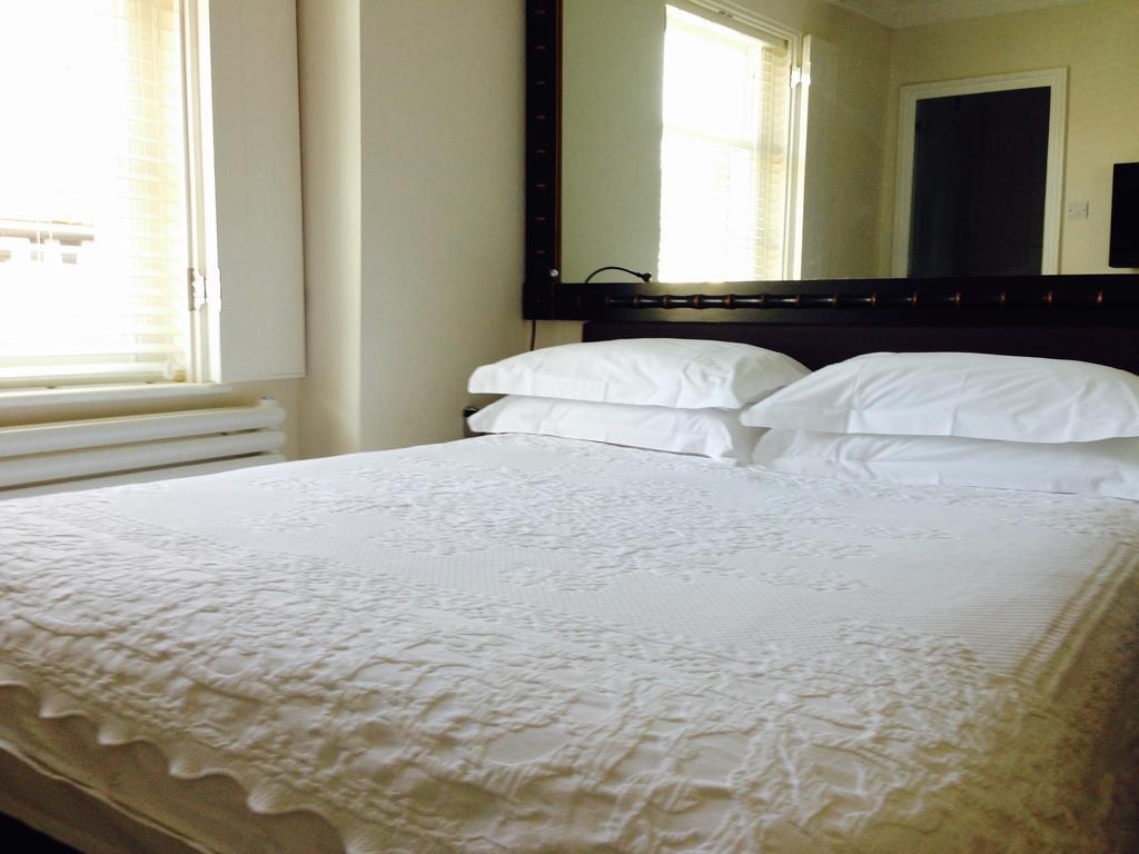 The Bell Inn Hotel Horndon-on-the-Hill ห้อง รูปภาพ