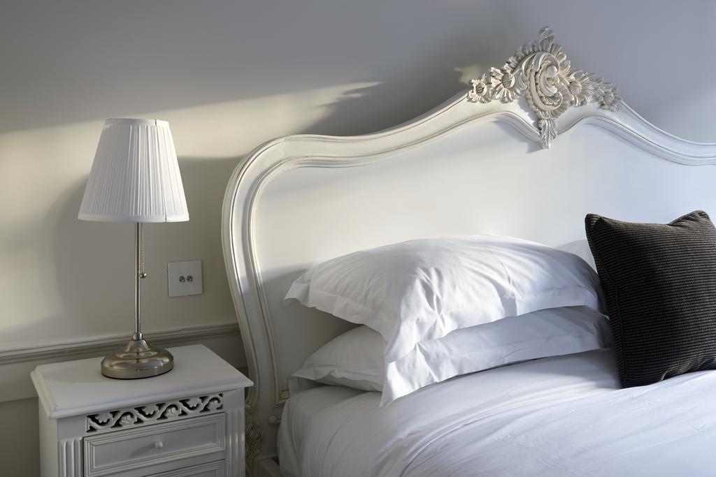 The Bell Inn Hotel Horndon-on-the-Hill ห้อง รูปภาพ