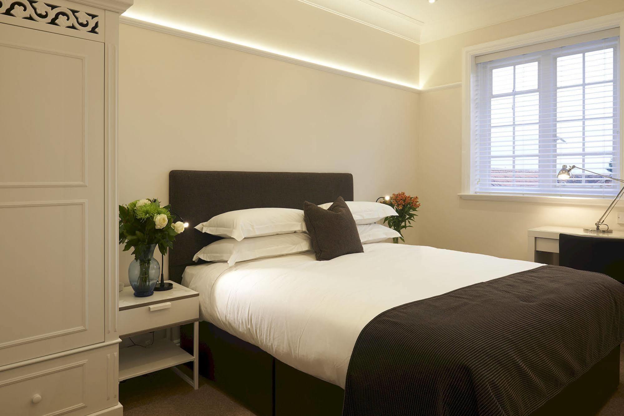 The Bell Inn Hotel Horndon-on-the-Hill ภายนอก รูปภาพ