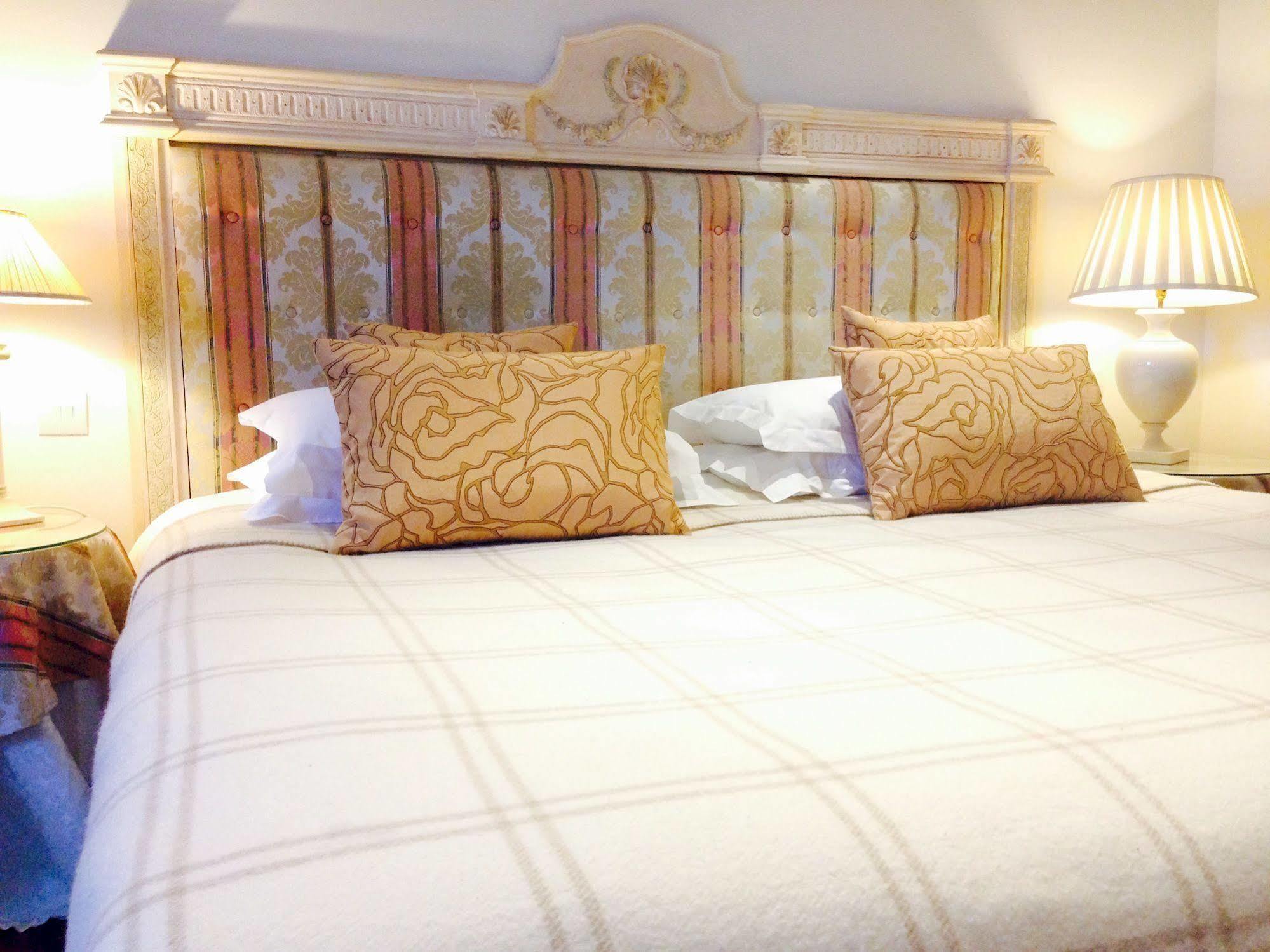 The Bell Inn Hotel Horndon-on-the-Hill ภายนอก รูปภาพ