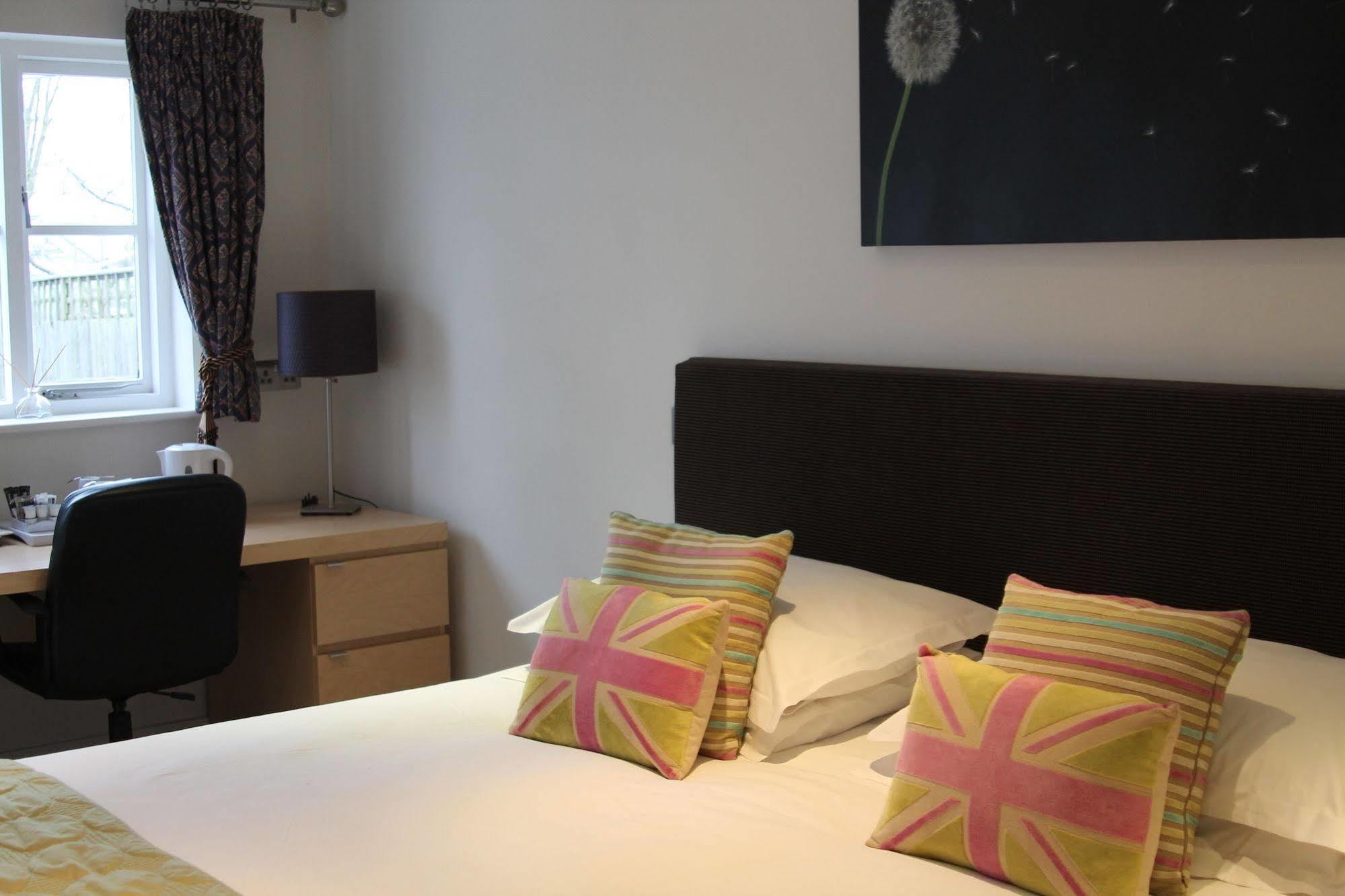 The Bell Inn Hotel Horndon-on-the-Hill ภายนอก รูปภาพ